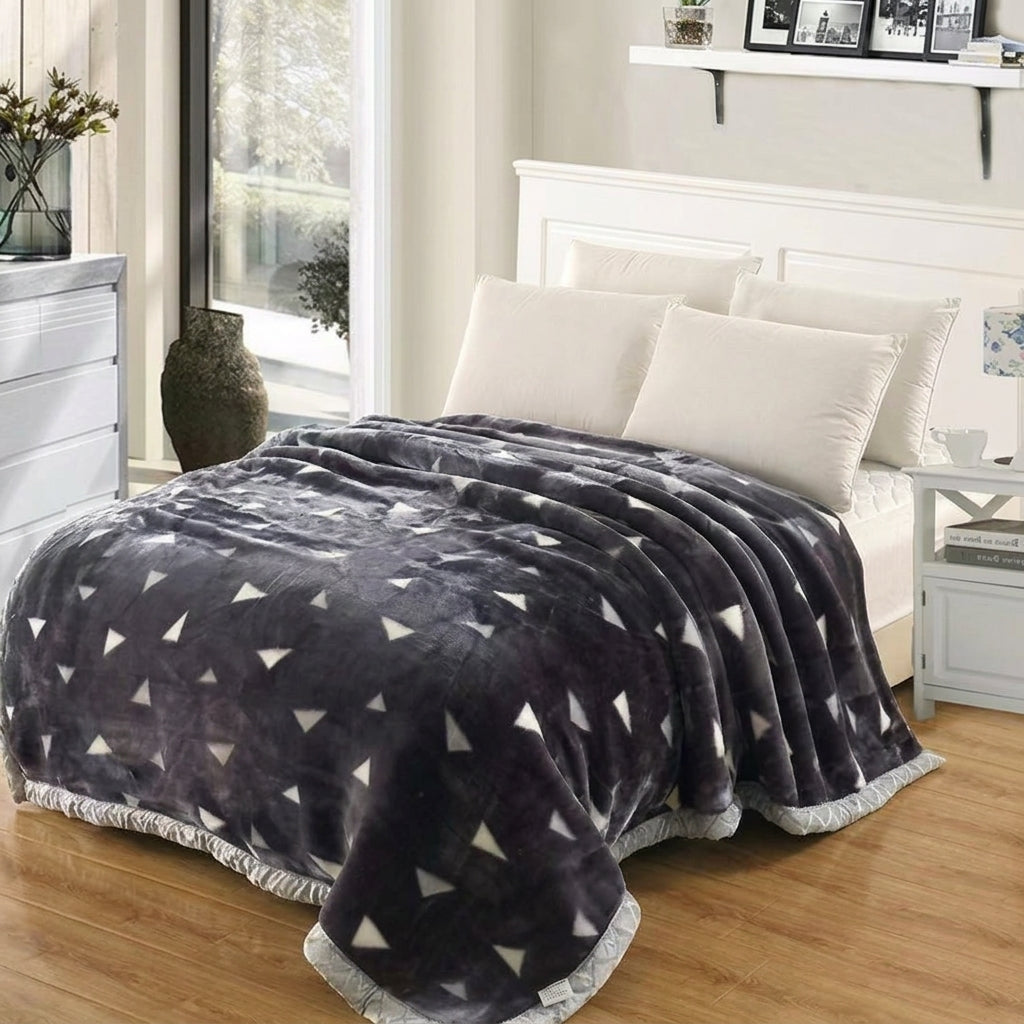 Super Soft 2kg 160 x 220 Charcoal Grey Triangle Pattern Blanket