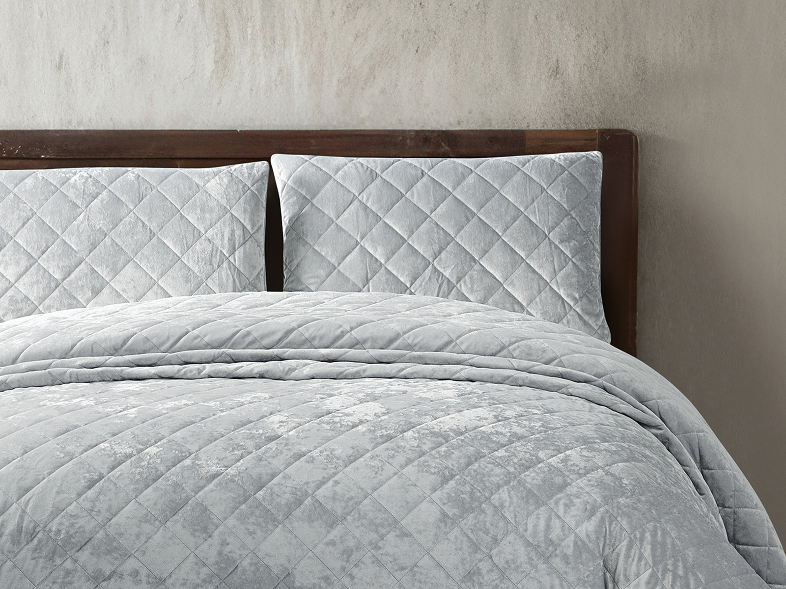 Premium silver velvet bedspread featuring a diamond quilted pattern.