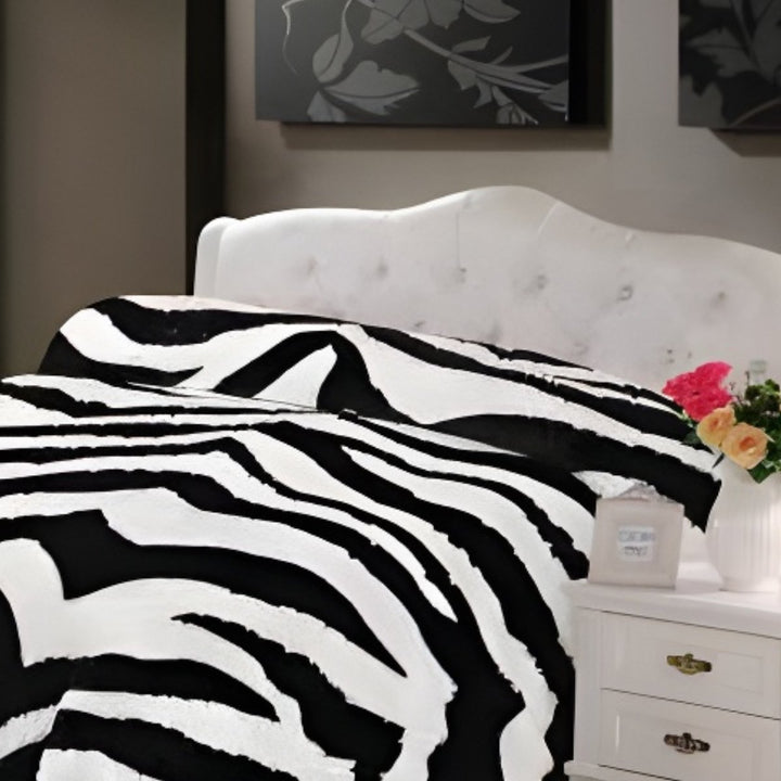 Super Soft 4kg 220 x 240 Mink Blanket - Black and White Zebra Print